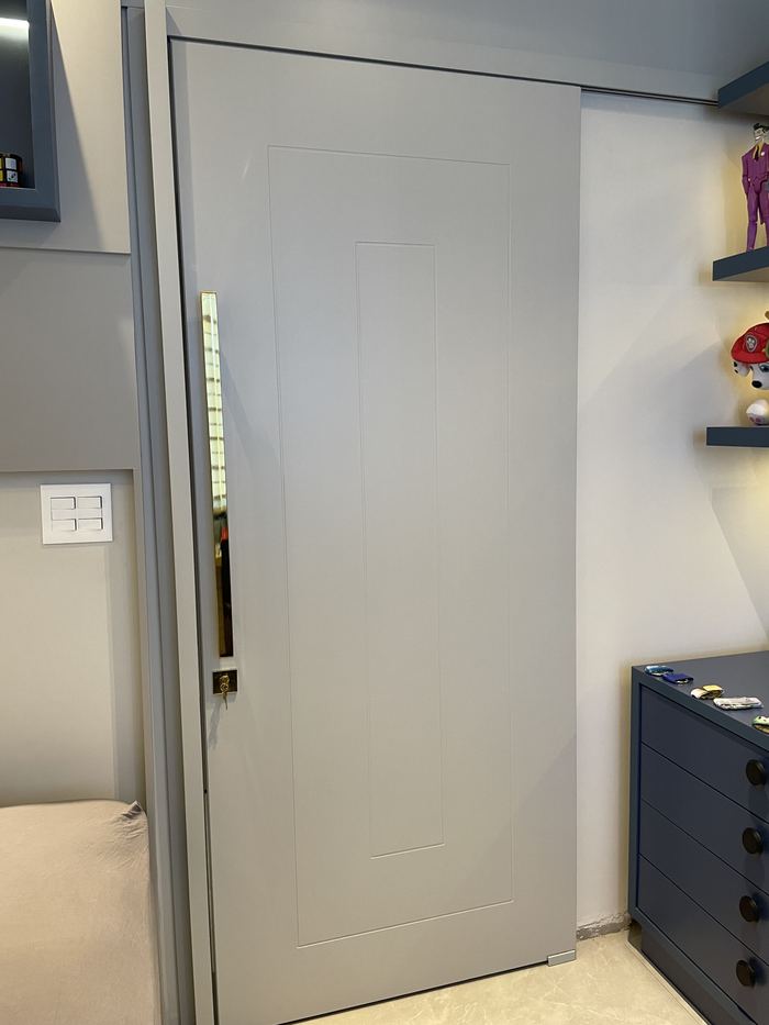 Porta ACM com friso decorativo — Portline