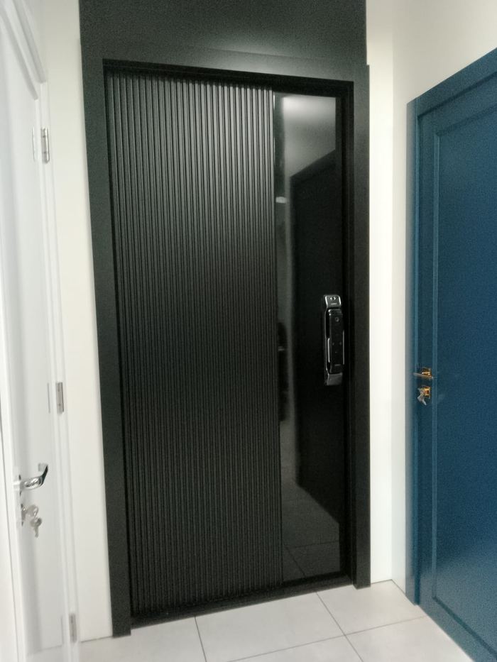 Porta de alumínio com friso ACM — Portline