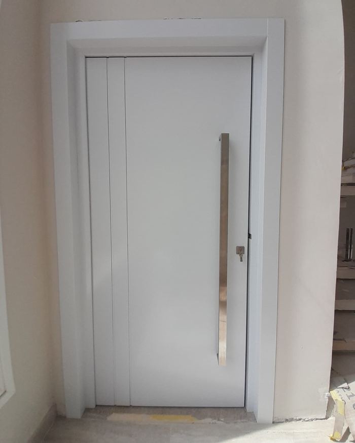 Porta de alumínio com friso exclusivo — Portline