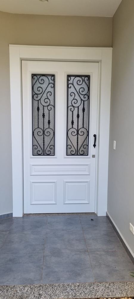 Porta de alumínio com arabesco — Portline