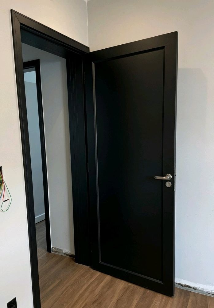 Porta com montante e ACM branco — Portline