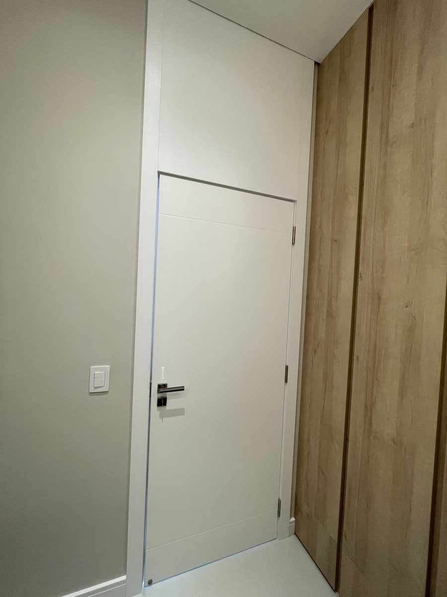 Porta de alumínio ACM Lisa branca sob medida — Portline