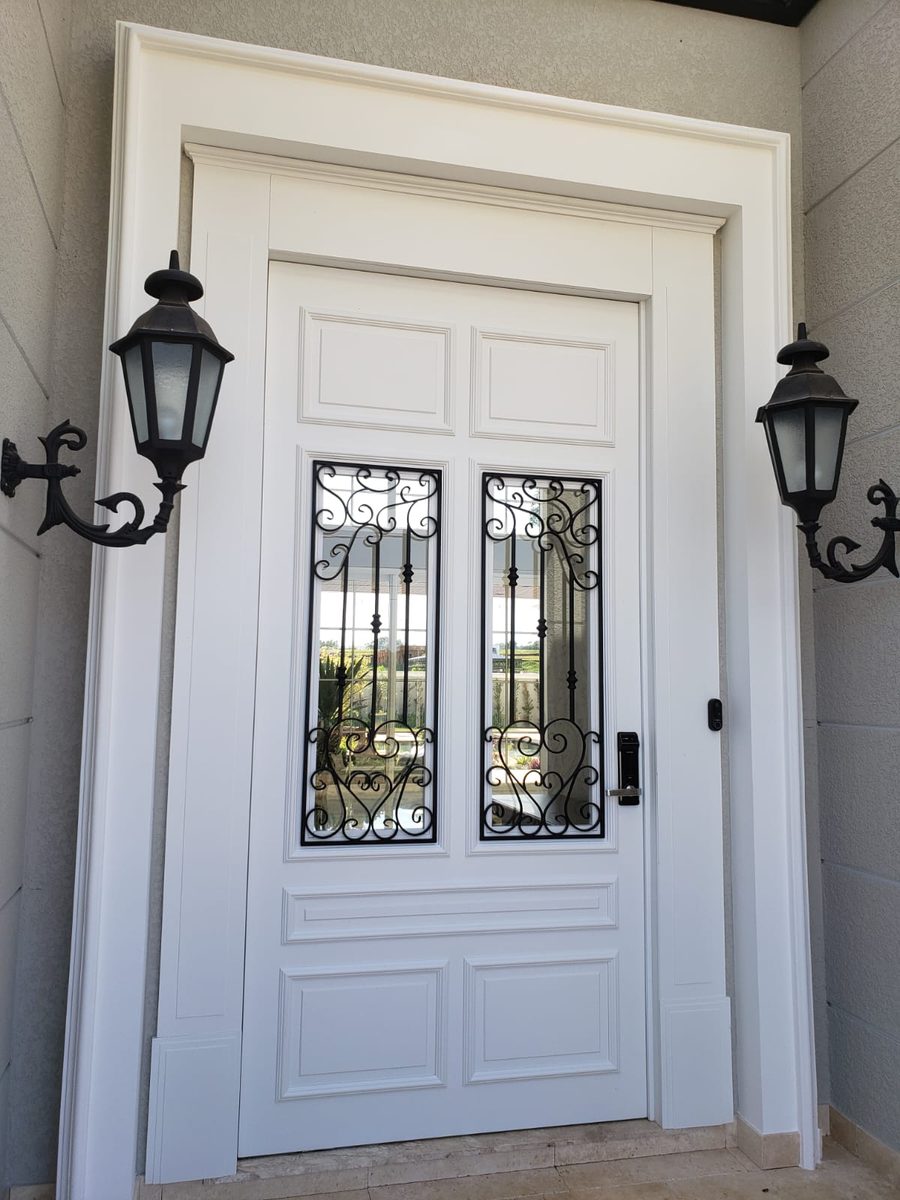 Porta de alumínio com arabesco decorativo em relevo — Portline