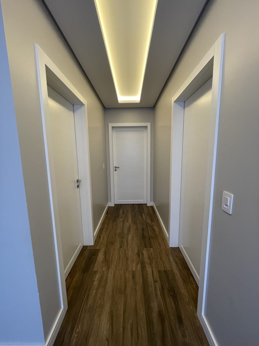 Porta de alumínio com montante e MDF sob medida — Portline